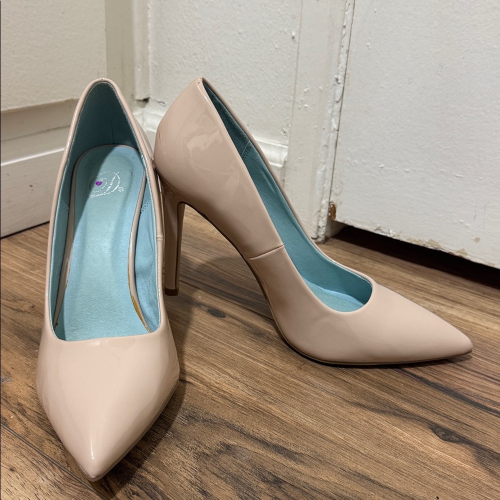 Delicious Nude Shiny Pumps